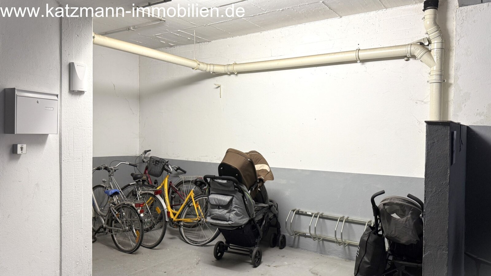Kleine Halle mit Fahrradabstellplatz