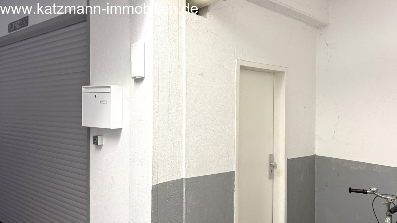 Zugang zur gr. Halle auch über Seitentür möglich Zugang zur gr. Halle auch über Seitentür möglich