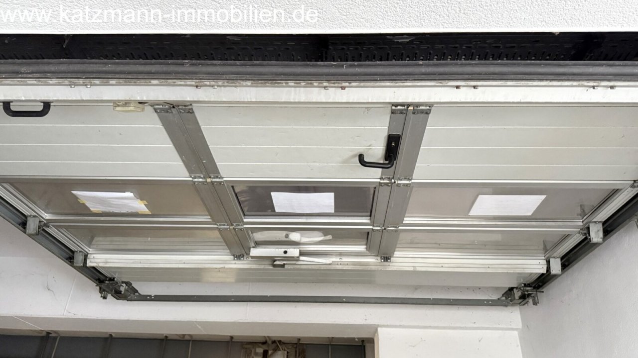 Kleine Halle - Sektionaltor mit zusätzl. Türeingang Kleine Halle - Sektionaltor mit zusätzl. Türeingang