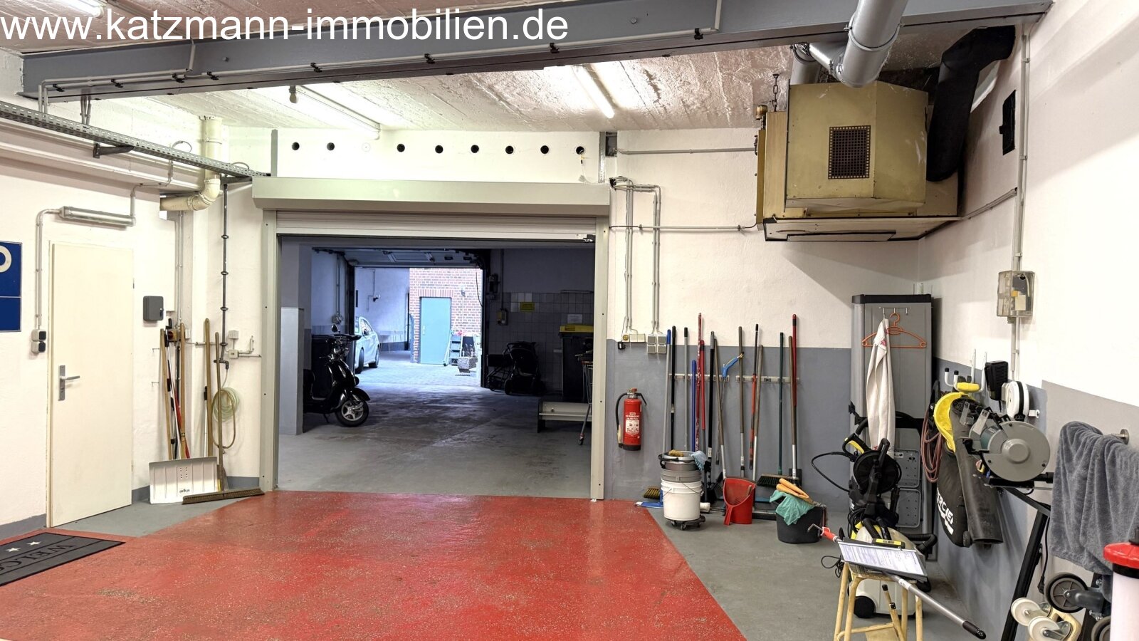 Blick von der gr. Halle zur Ausfahrt