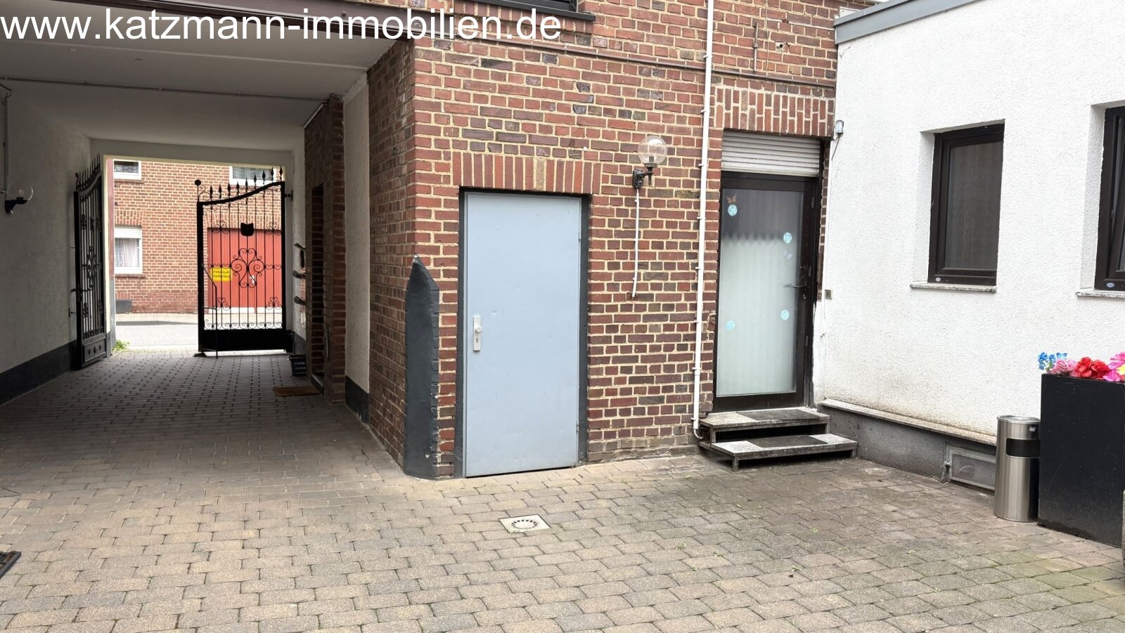 WuG - Zugang Keller (links) u. Imbiss (rechts)
