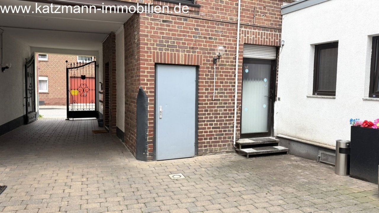WuG - Zugang Keller (links) u. Imbiss (rechts) WuG - Zugang Keller (links) u. Imbiss (rechts)