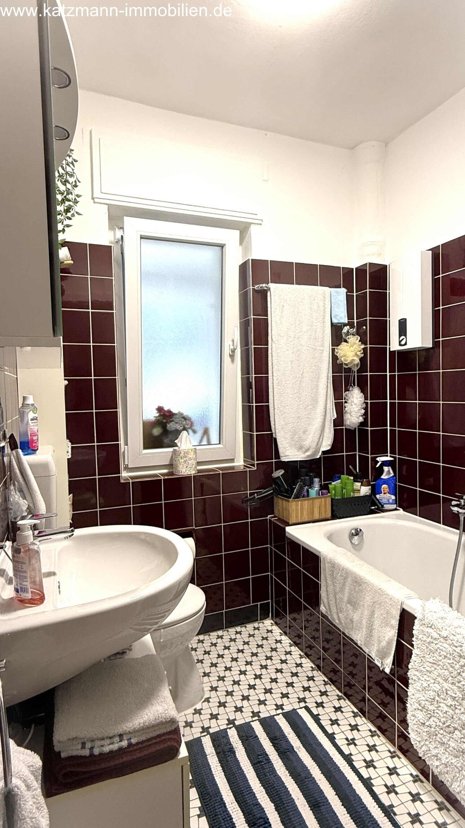 Bad mit Wanne u. Fenster