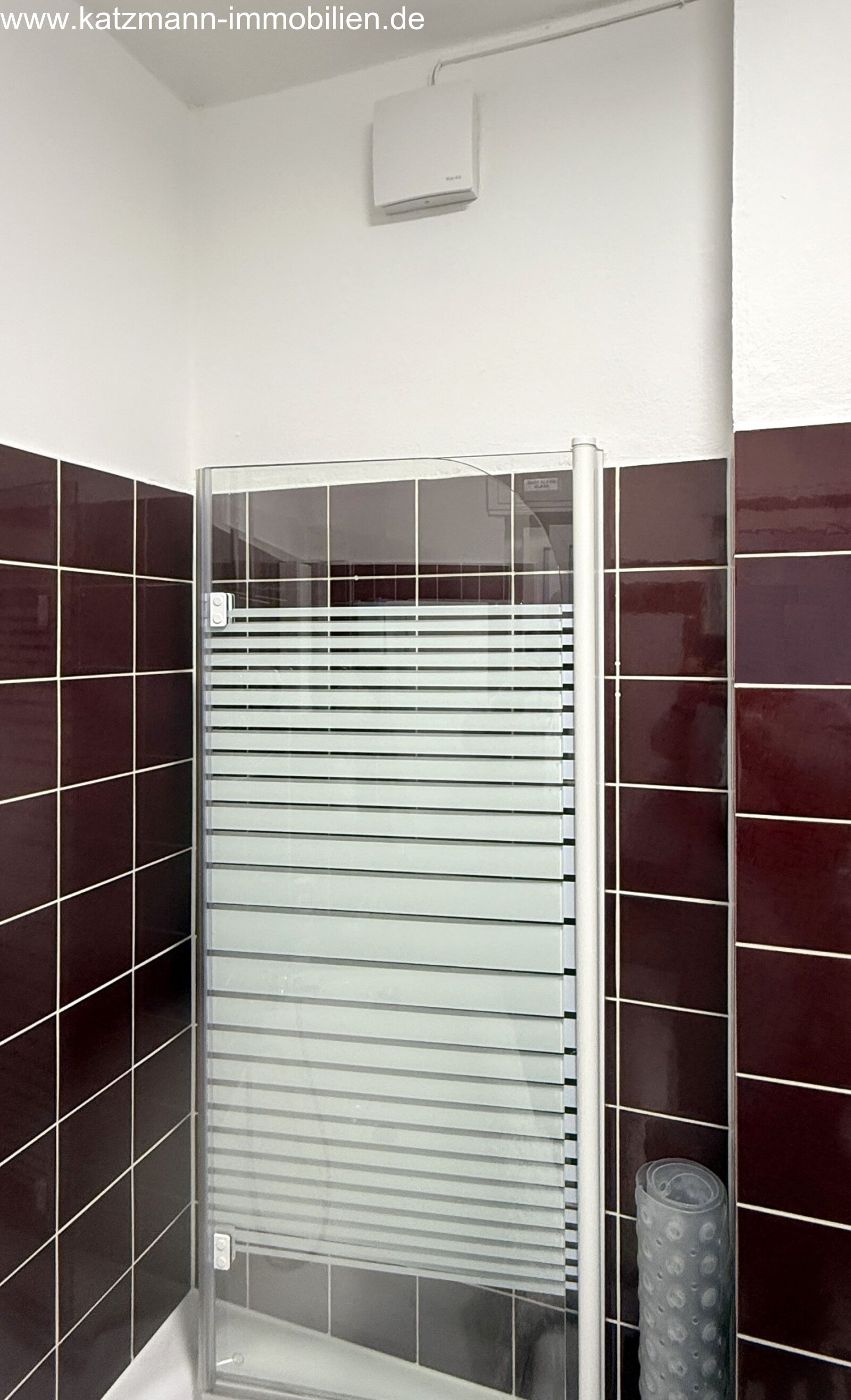 Badewanne mit Duschtrennwand