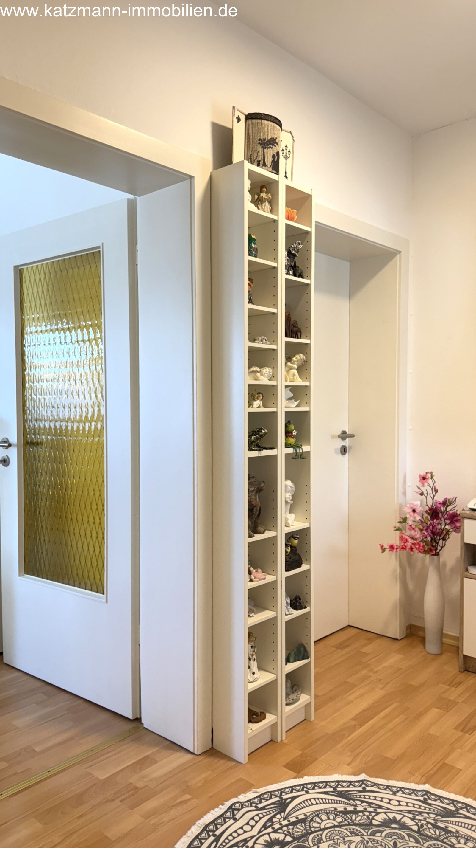 Flur mit Blick auf Schlafzimmer- u. Wohnzimmertür