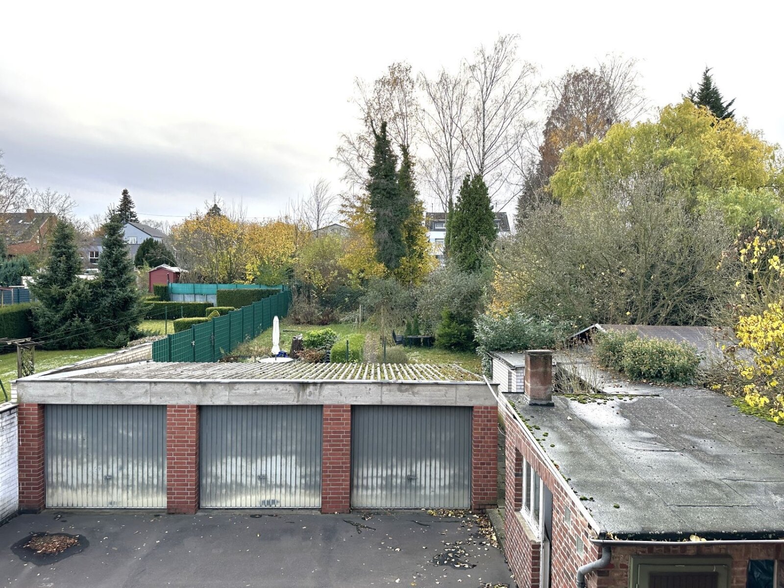 MFH - Blick in den Garagenhof u. Garten MFH - Blick in den Garagenhof u. Garten