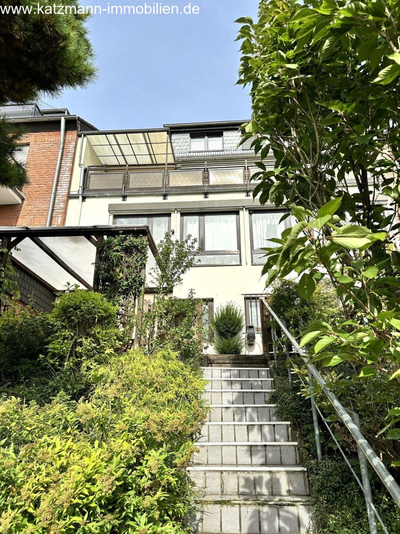 Blick auf das Haus mit seinen beiden Sonnenterrassen Blick auf das Haus mit seinen beiden Sonnenterrassen