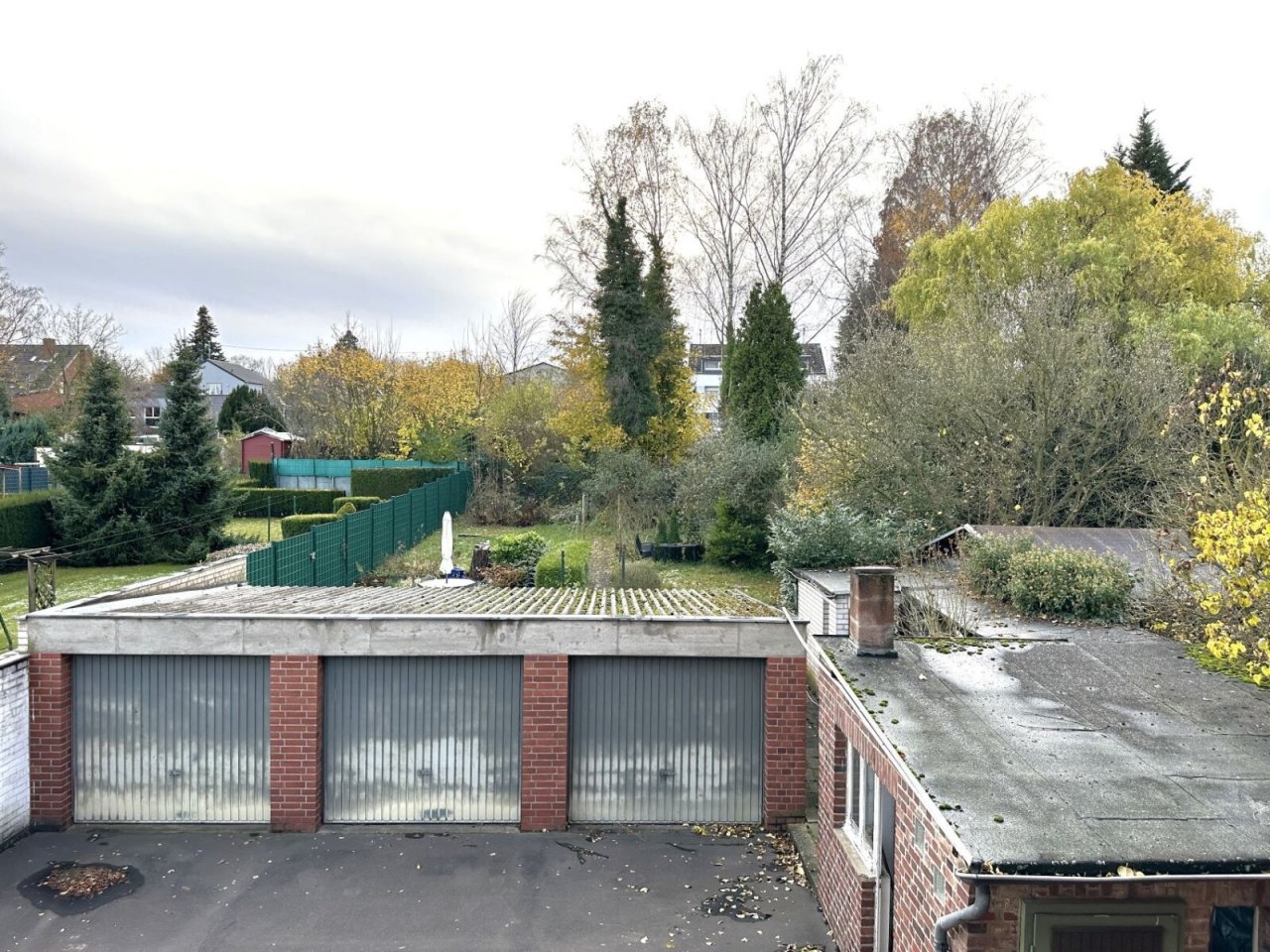 MFH - Blick in den Garagenhof u. Garten MFH - Blick in den Garagenhof u. Garten