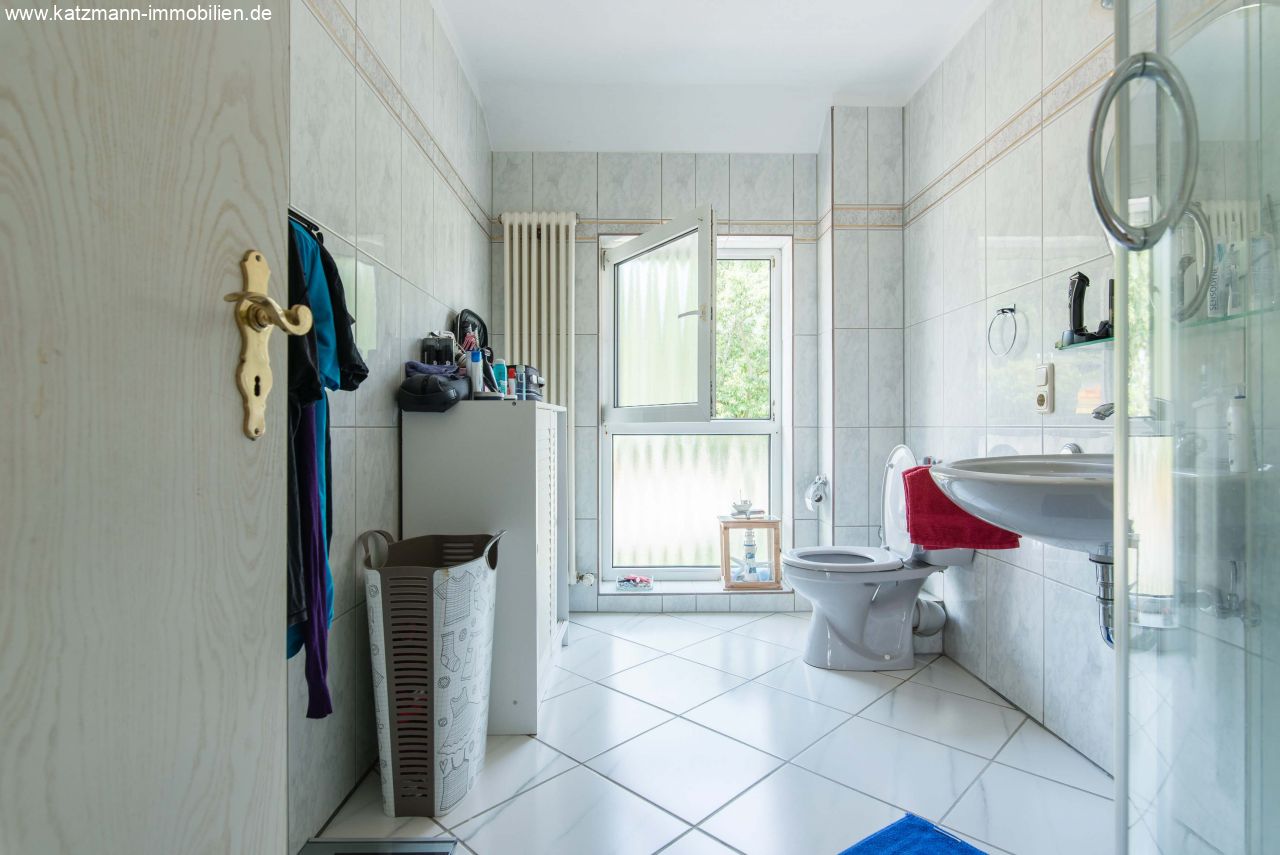 Bad mit Dusche u. Badewanne Bad mit Dusche u. Badewanne