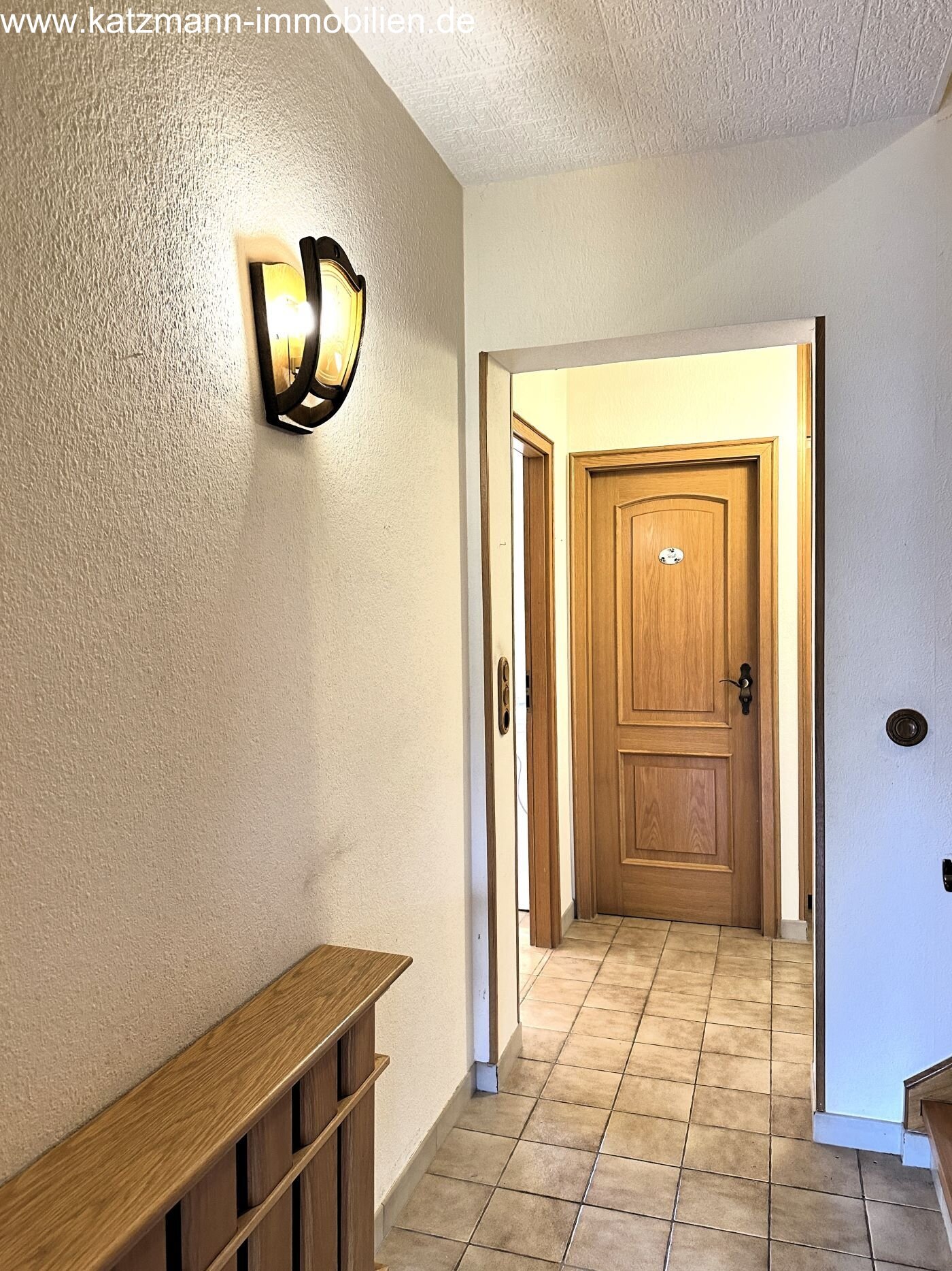 Flur EG mit Treppenhaus Flur EG mit Treppenhaus