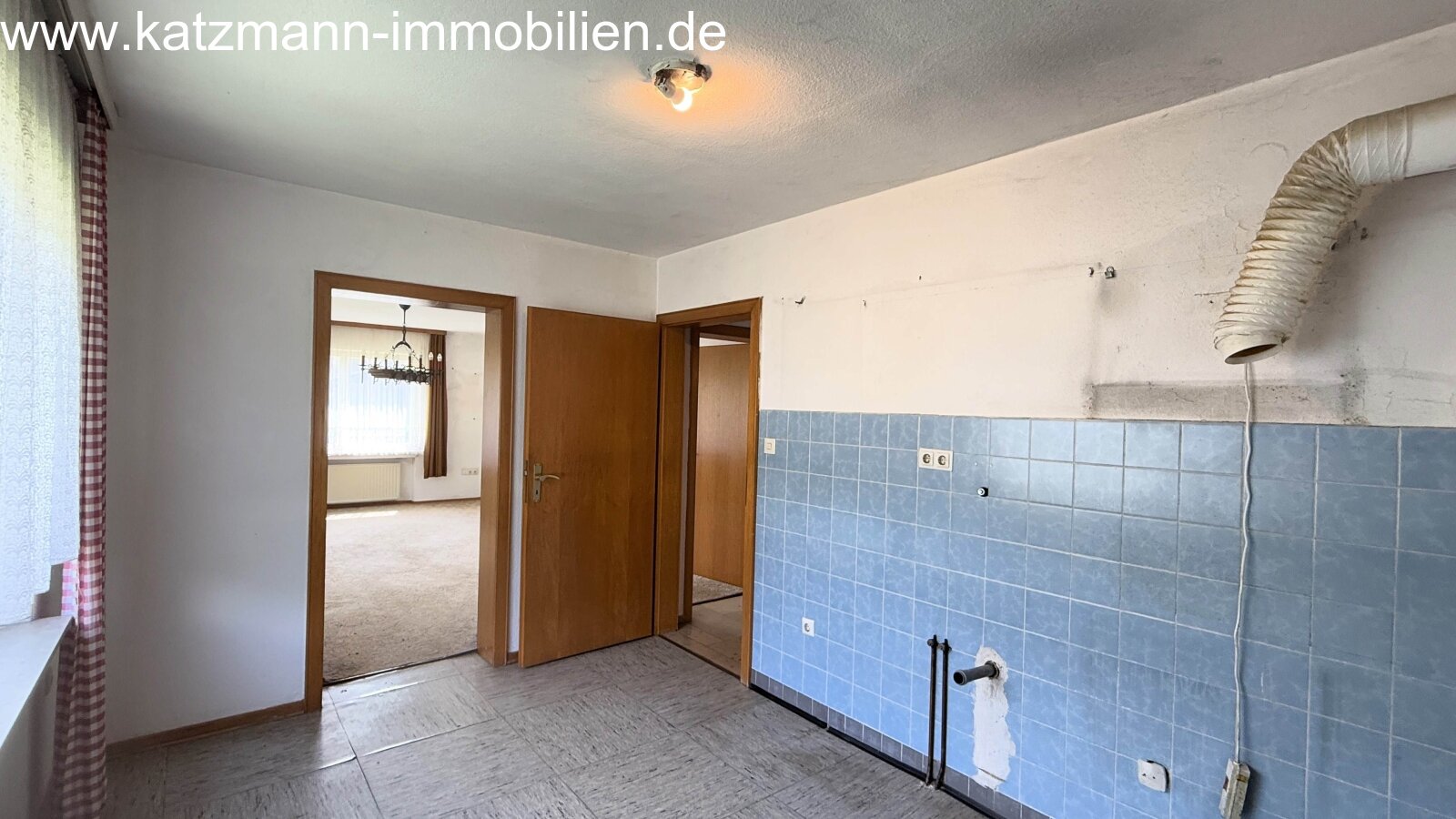 Küche mit Blick ins Wohnzimmer/in den Flur Küche mit Blick ins Wohnzimmer/in den Flur
