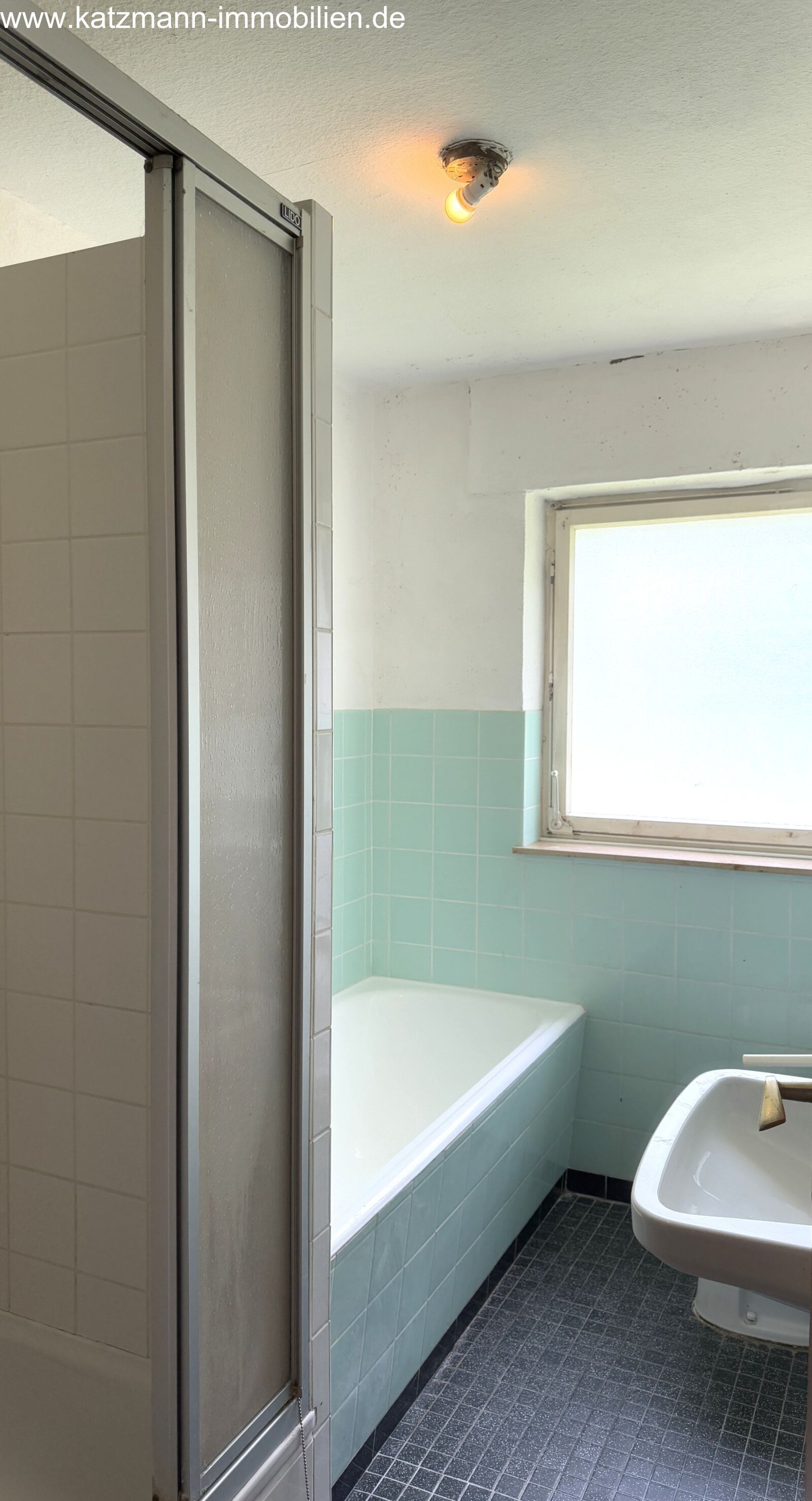 Bad mit Dusche u. Badewanne Bad mit Dusche u. Badewanne