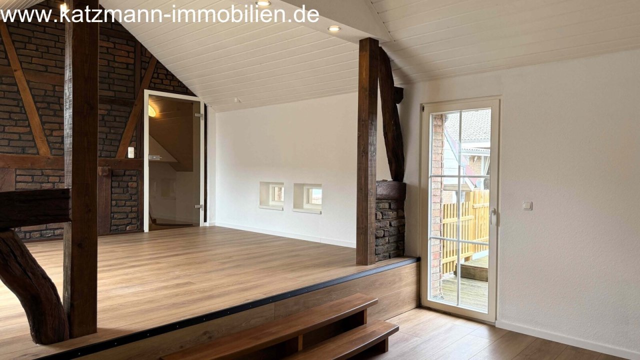 Wohn-/Esszimmer mit Tür zur Dachterrasse