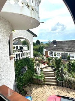 Blick auf Garten und Loggia
