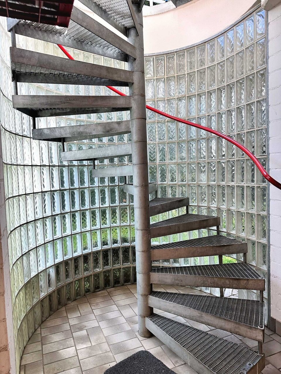 Wendeltreppe zur Loggia (Katzenklappe inklusive)