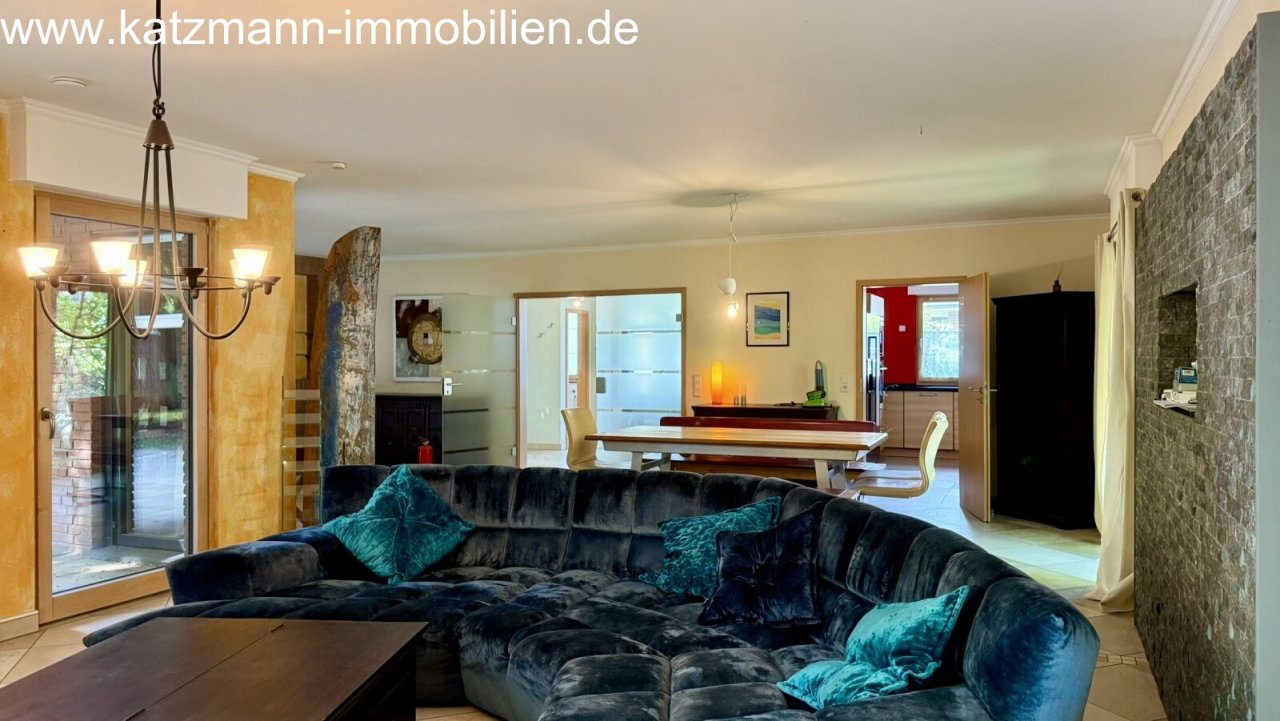 Heller Wohnbereich dank bodentiefer Fenster
