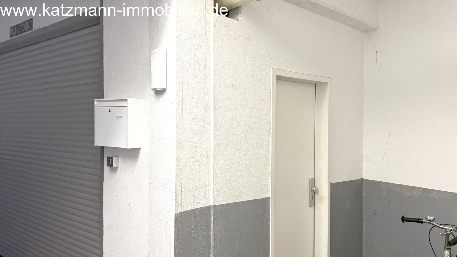 Zugang zur gr. Halle auch über Seitentür möglich