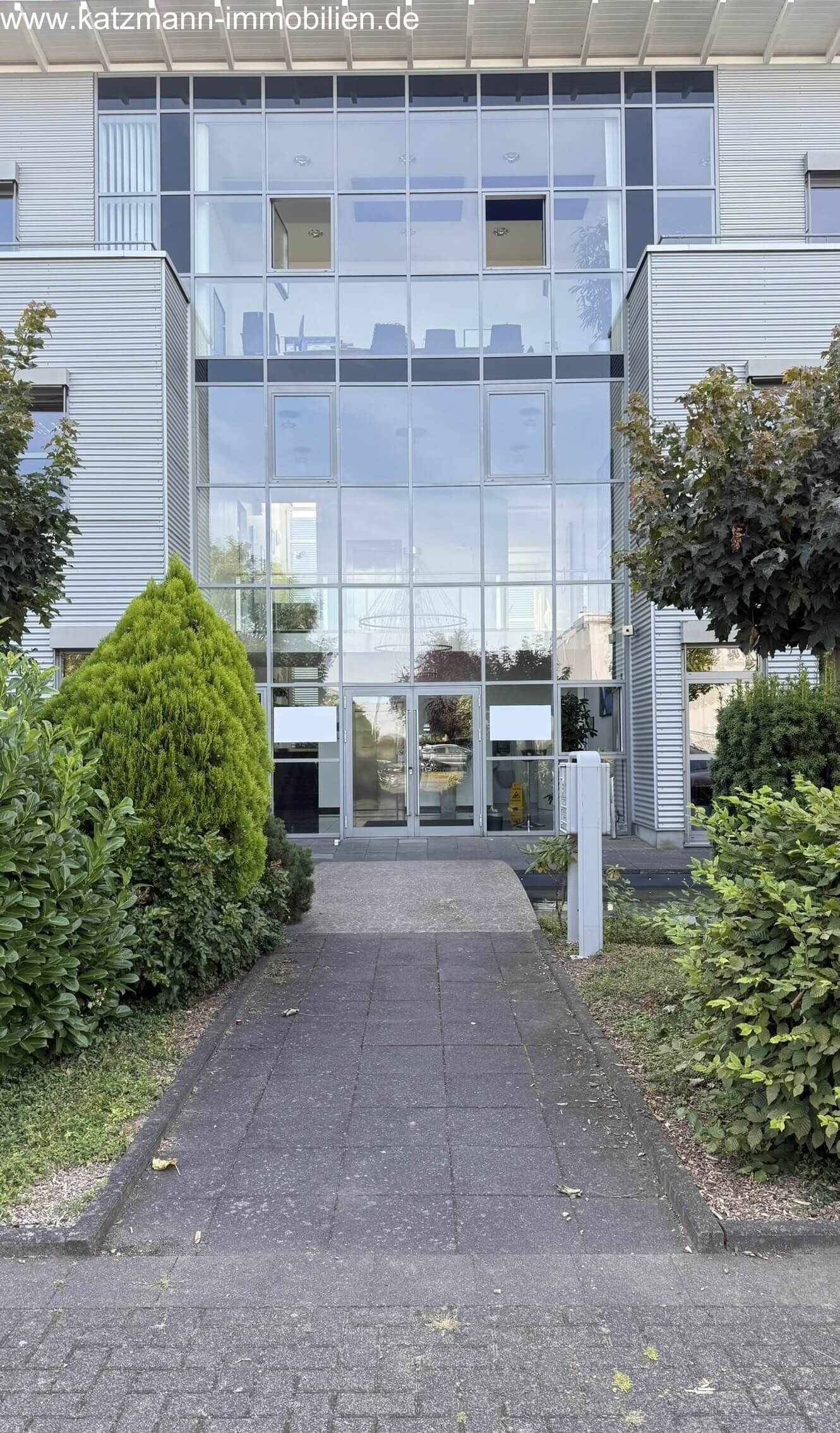 Zentraler Eingangsbereich mit Glas-Fassade