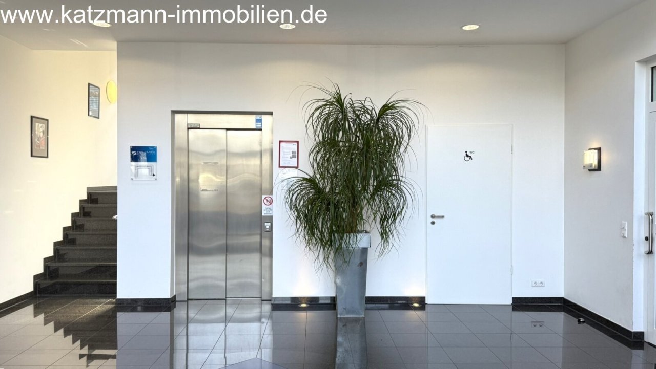 Eingangshalle - Aufzug / Behinderten-WC