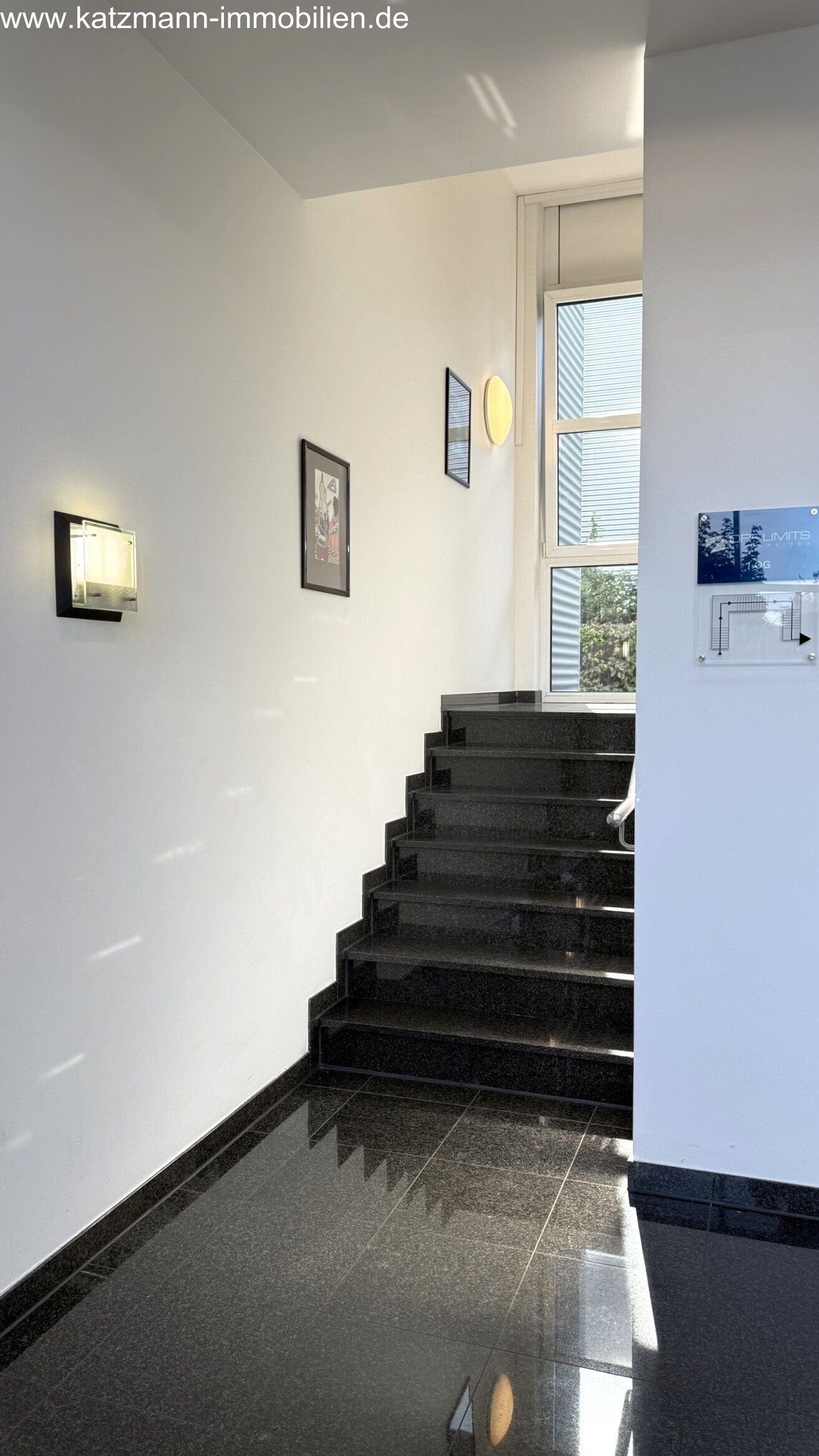 Eingangshalle - Treppe zum OG (sw Marmor)