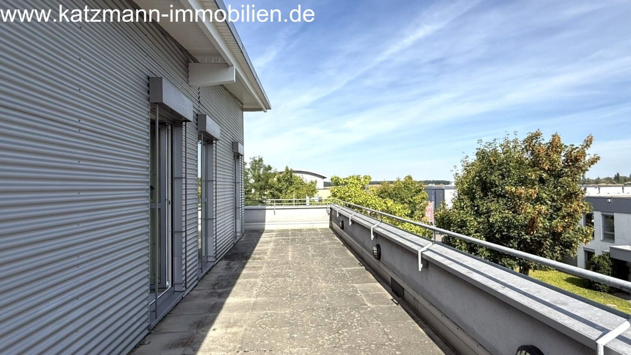 Staffelgeschoss links mit umlaufender Terrasse!