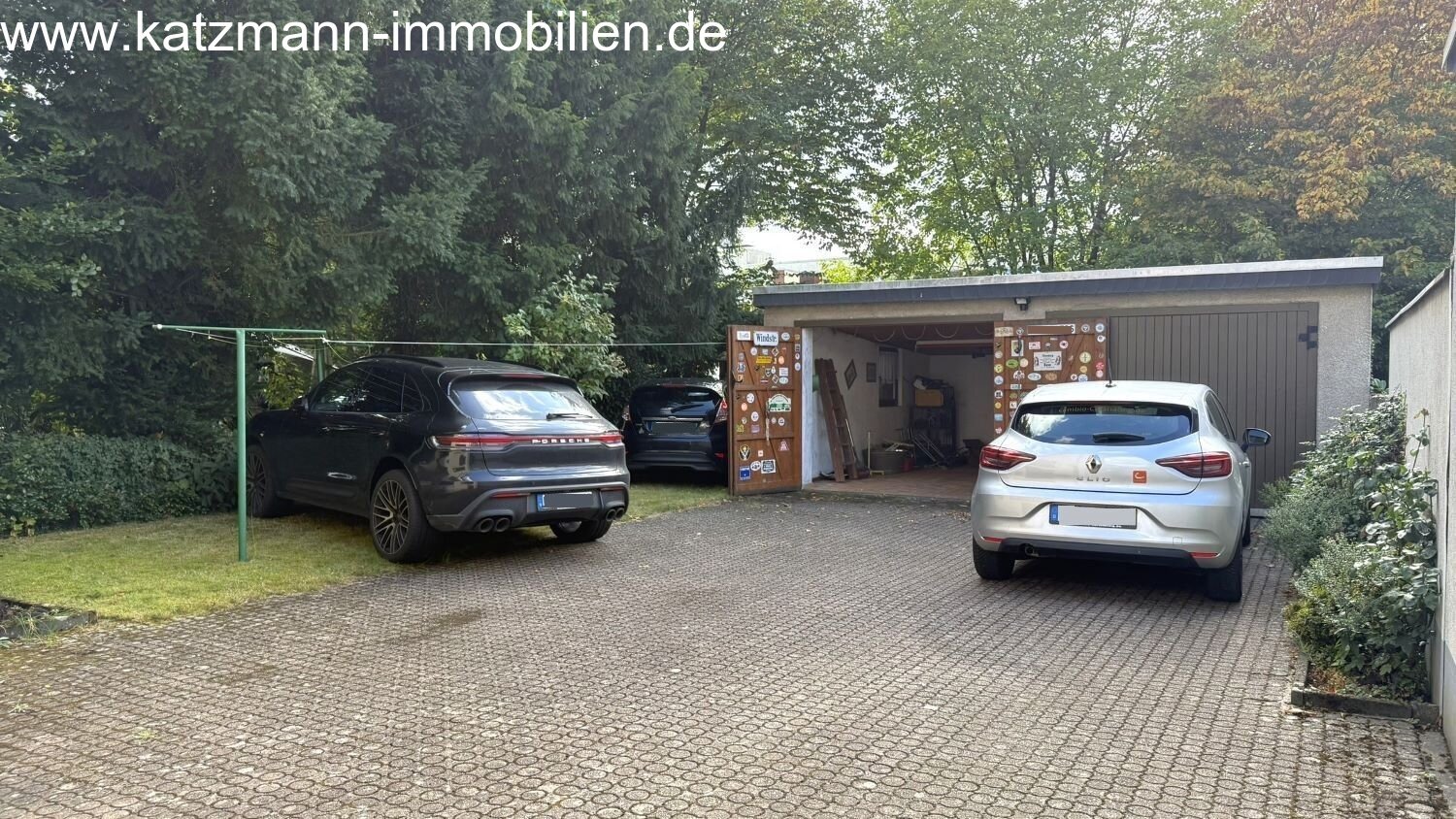 Hof mit Doppelgarage u. zusätzl. Parkmöglichkeiten