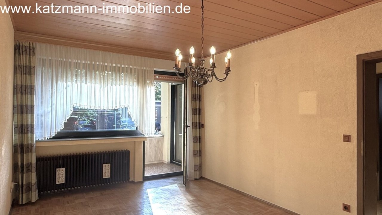 EG - Wohnzimmer mit Zugang zur Loggia