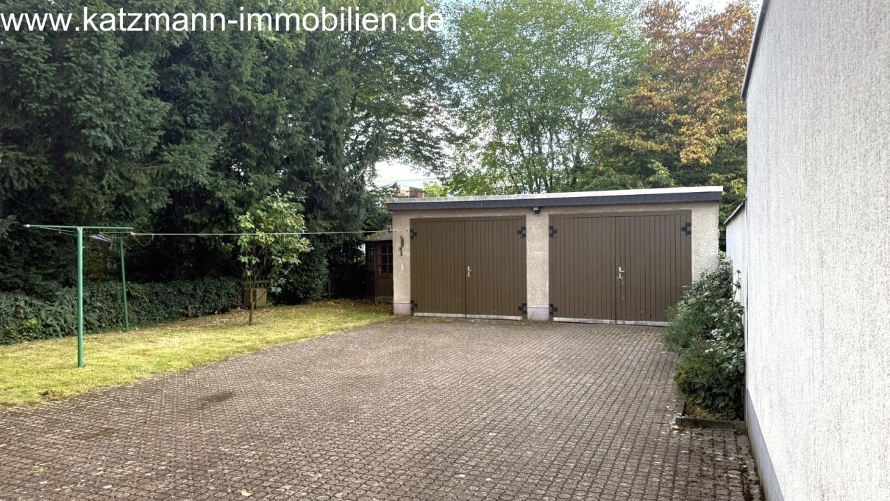 Hof mit Doppelgarage u. Stellplatzmöglichkeiten