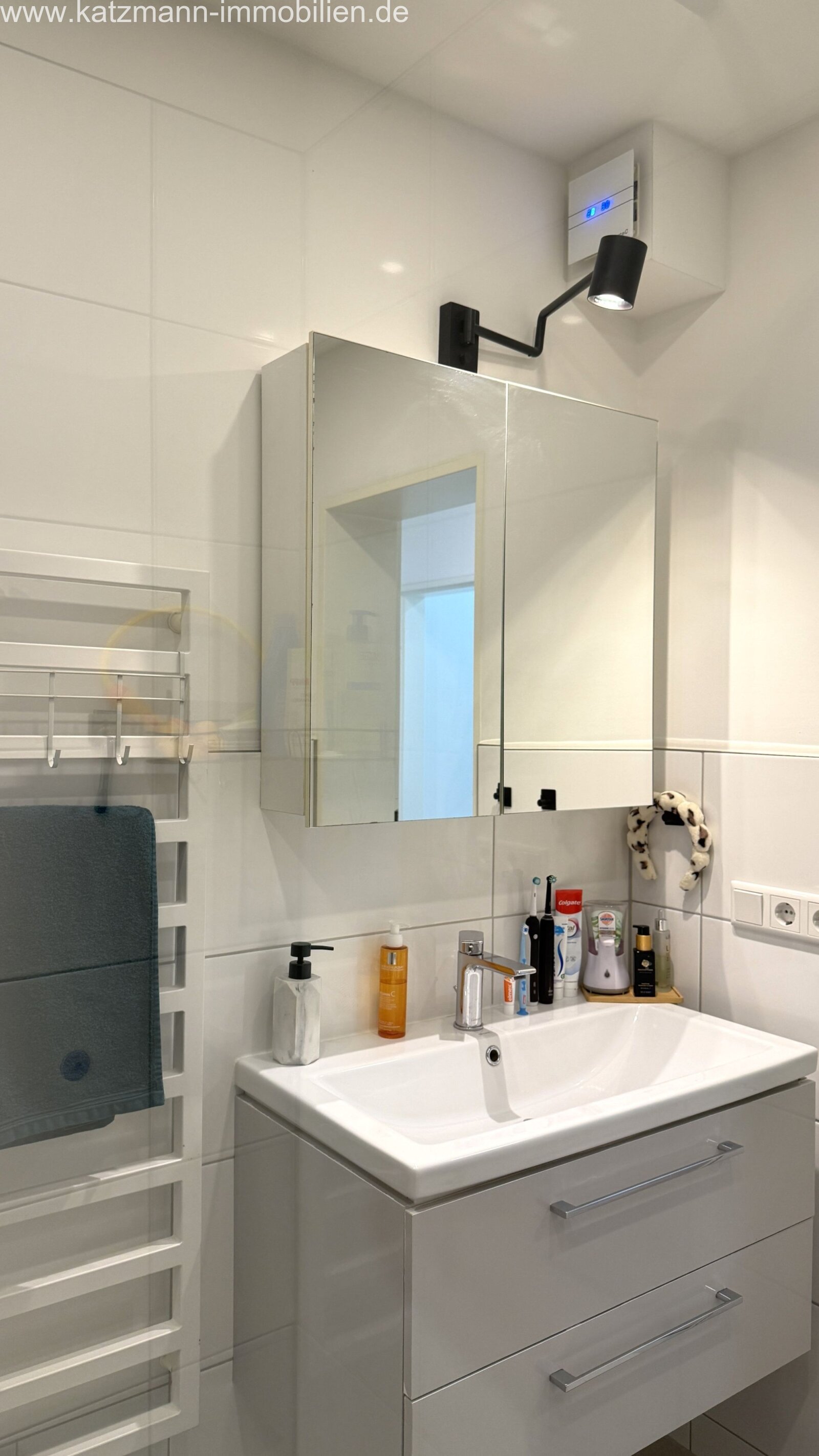 Waschtisch und Spiegelschrank