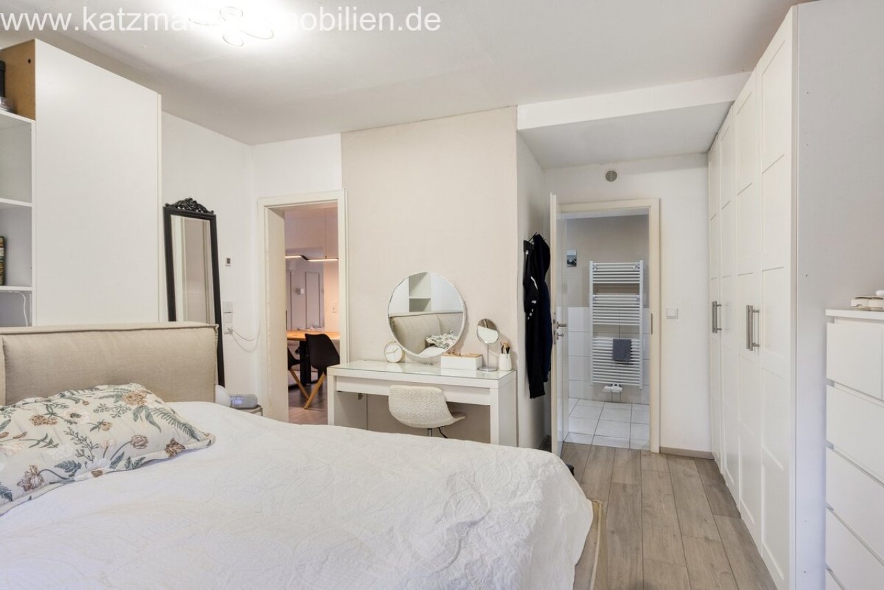 Elternschlafzimmer mit Blick ins Bad en Suite