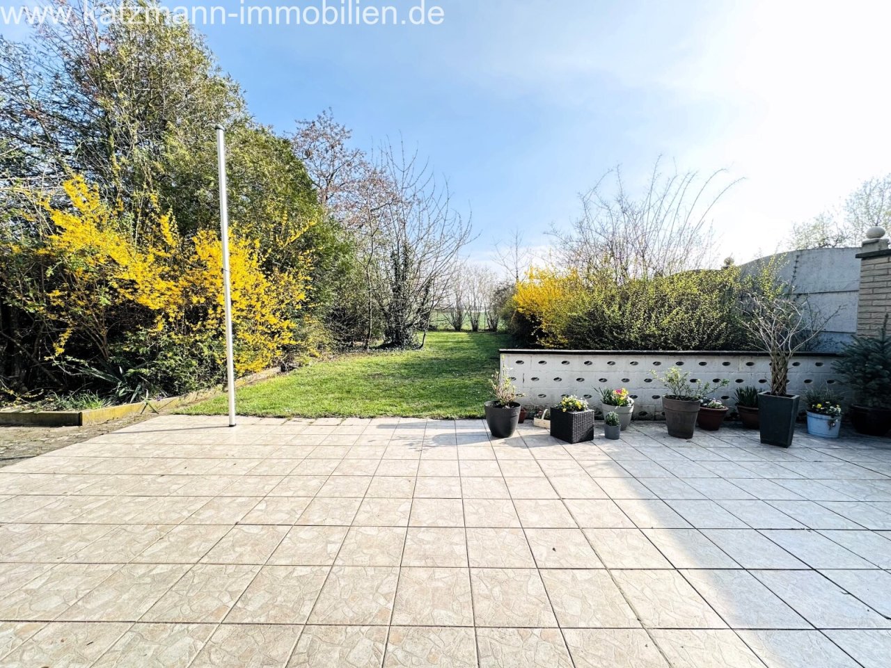 Terrasse mit Blick in den Garten