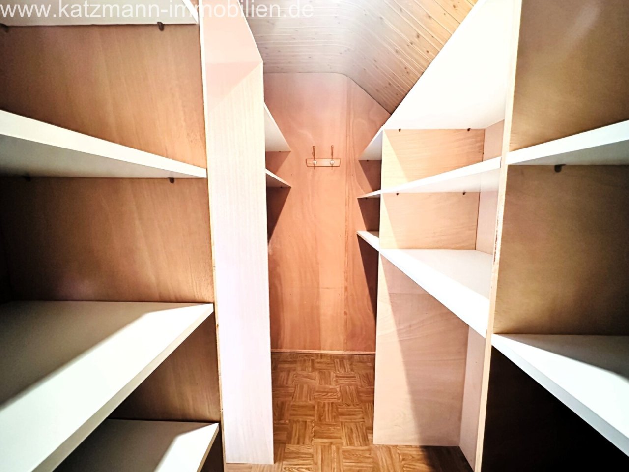 Begehbarer Kleiderschrank - weitere Perspektive 