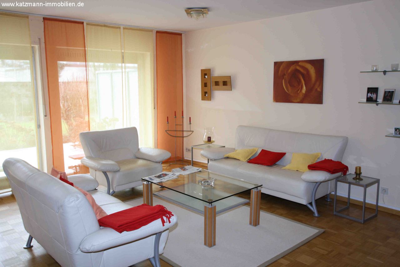 Helle Erdgeschosswohnung mit Flair, einschl. großer Terrasse, Keller u. Garage zu verkaufen 