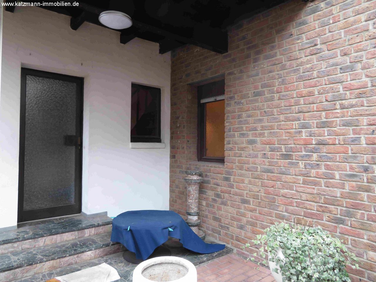 Wohnhaus mit zusätzlicher Scheune, Garage und schönem Innenhof zu verkaufen 