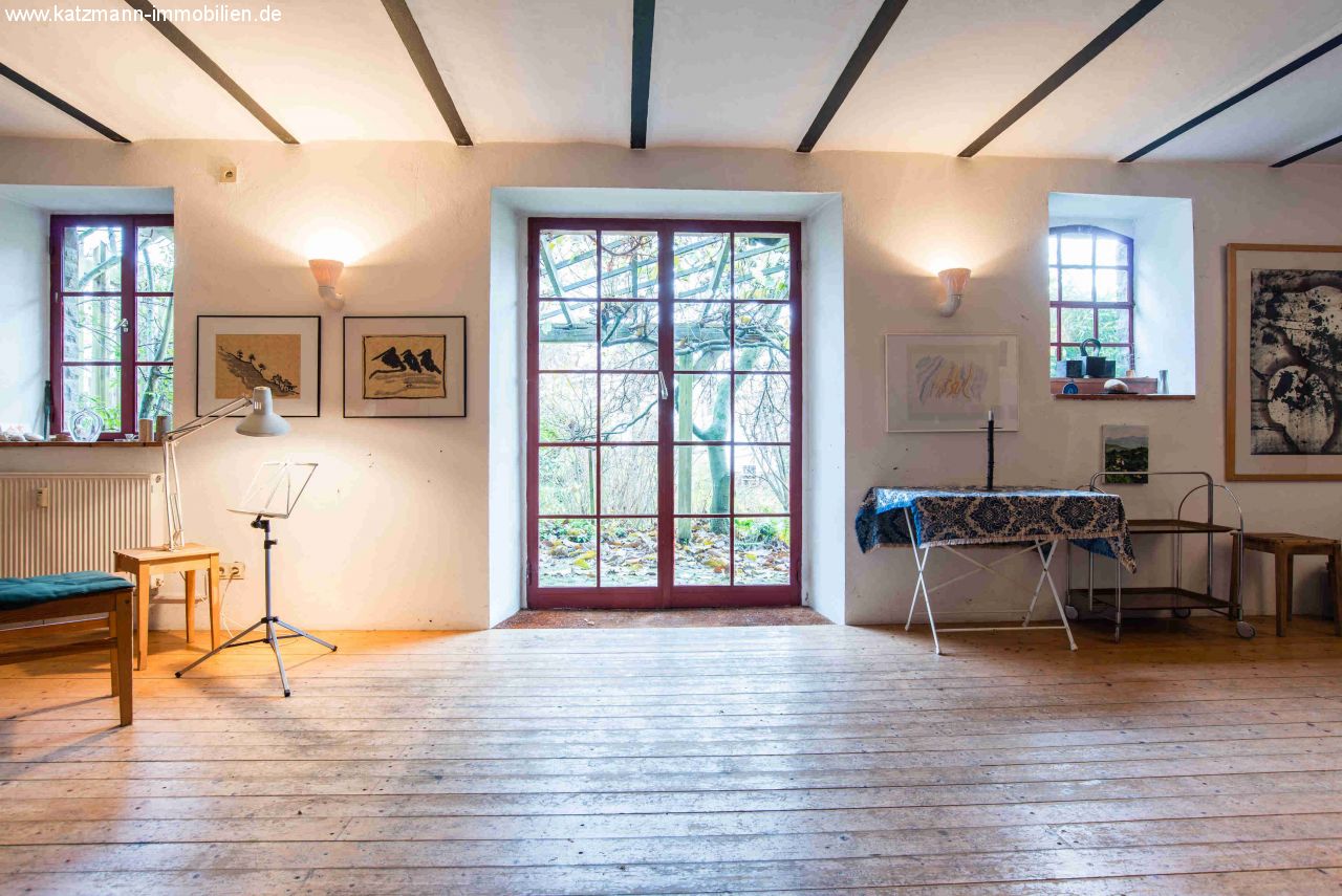 Außergewöhnliches Gebäudeensemble (Haus-Scheune) mit Ateliers u. Ausbaupotential zu verkaufen 