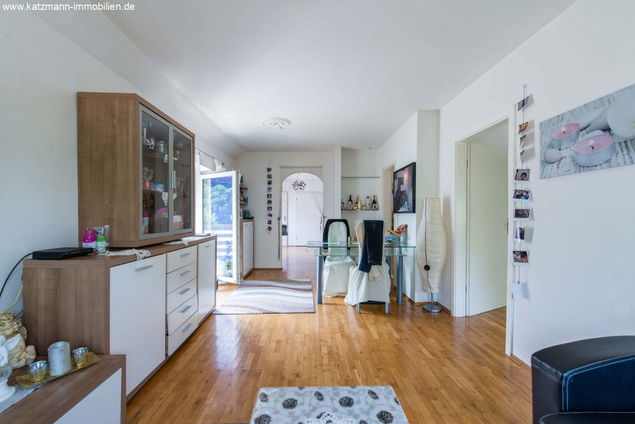 Exklusive Eigentumswohnung mit Balkon in gepflegtem MFH mit nur 7 Einheiten zu verkaufen 