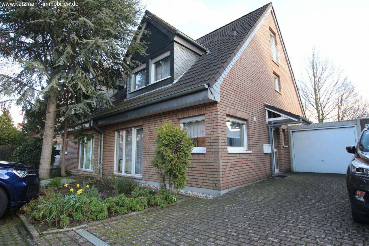 Schicke Doppelhaushälfte mit großen Gauben, Vollkeller u. Garage zu verkaufen 