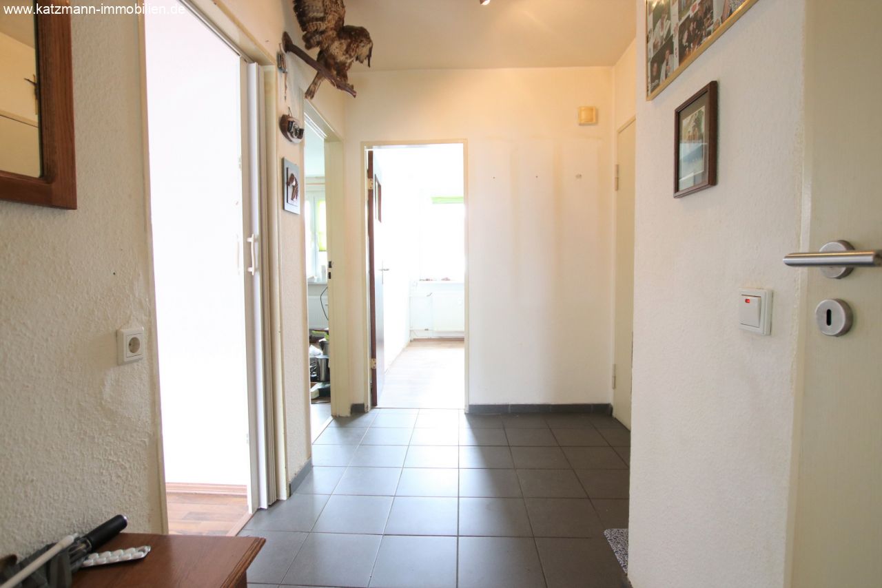 Besonders helle Eigentumswohnung mit Keller und zusätzlichem Dachgeschoss (wohnbaufähig) zu verkaufen!  