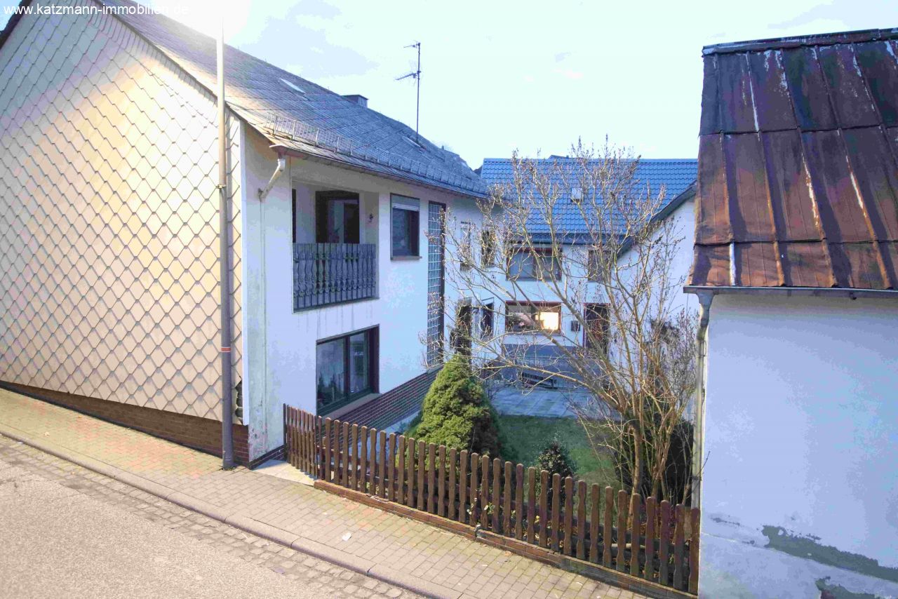 Ehemalige Hofanlage mit modernisiertem Wohnhaus, Wirtschaftsgebäude Garagen u. Stallungen zu verkaufen 