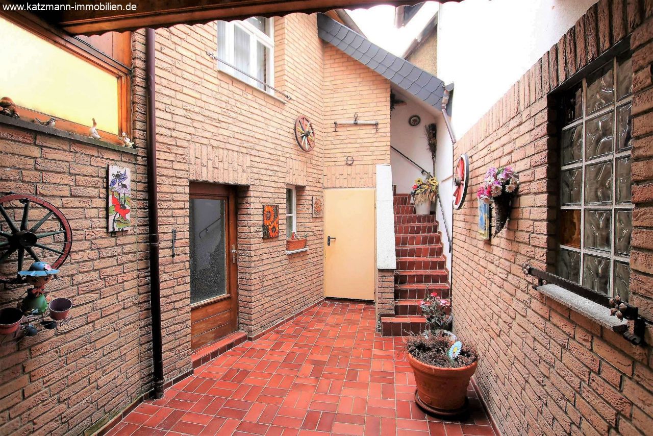 Reiheneckhaus mit schönem Innenhof / Atrium und zusätzlichem Nebengebäude zu verkaufen! 