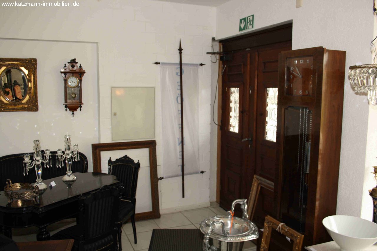 Top renovated and high-quality commercial unit with large display windows available for rent in a good and visible location!