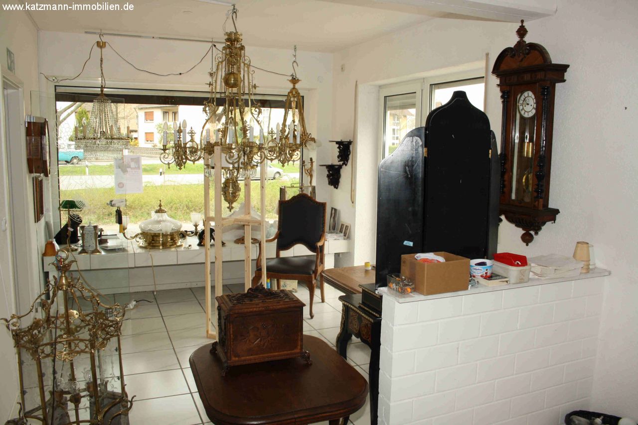 Top renovated and high-quality commercial unit with large display windows available for rent in a good and visible location!