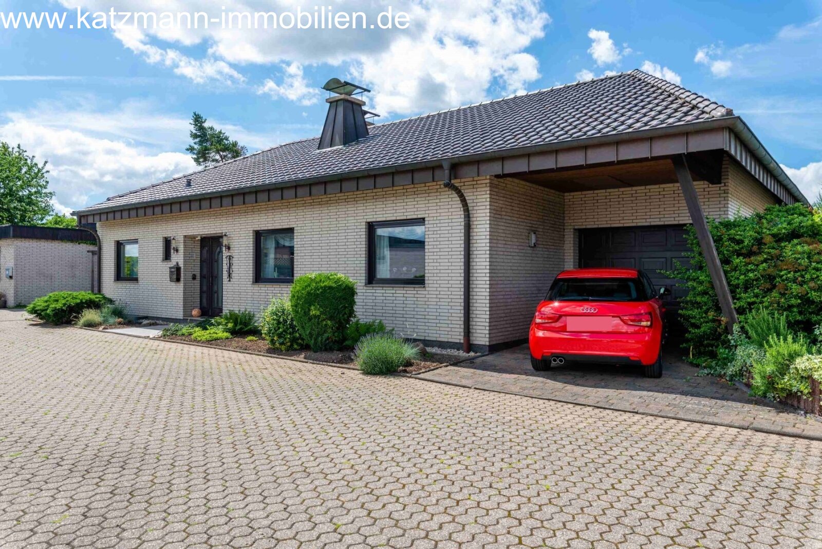 Top-Walmdachbungalow mit Garage und gepflegtem Außenbereich in ruhiger Lage zu verkaufen  