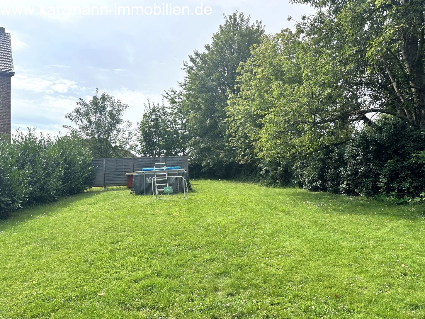 Voll erschlossenes Baugrundstück in gewachsener Lage für die Bebauung mit einem Einfamilienhaus oder einer Doppelhaushälfte geeignet. 