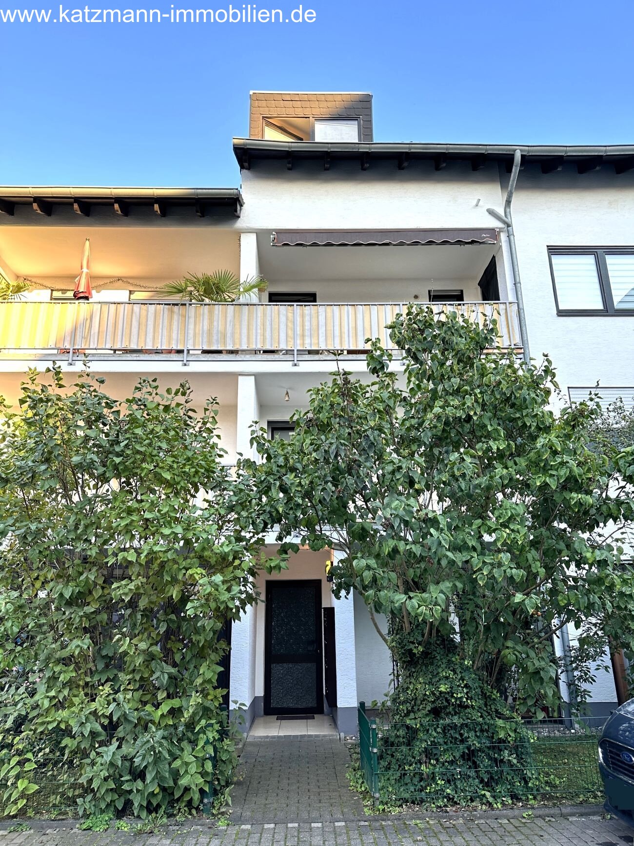 Above the rooftops of Holzlar! Stylish 3-room condominium with roof terrace, parking space, and distant view for sale! 