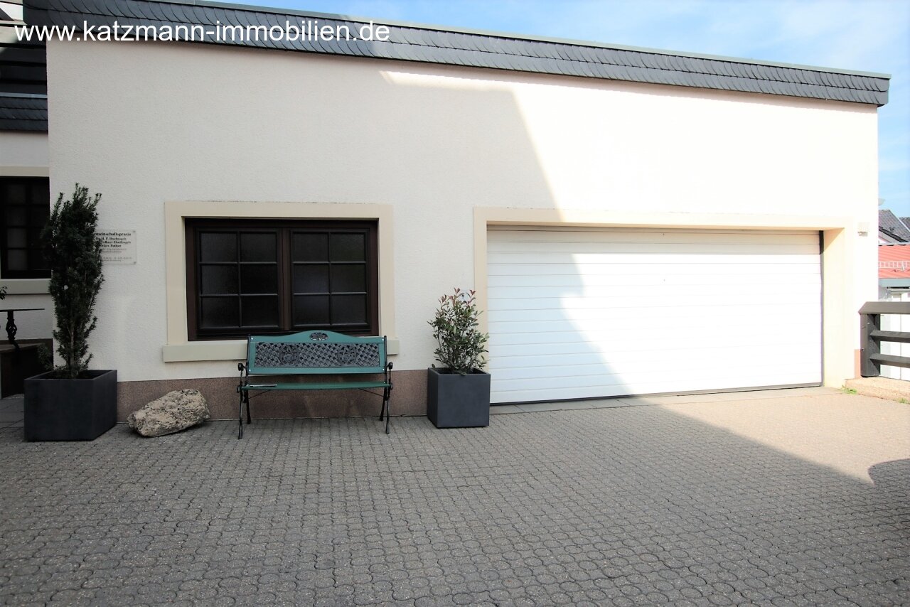 Established medical practice and representative residential building for sale in the town center.