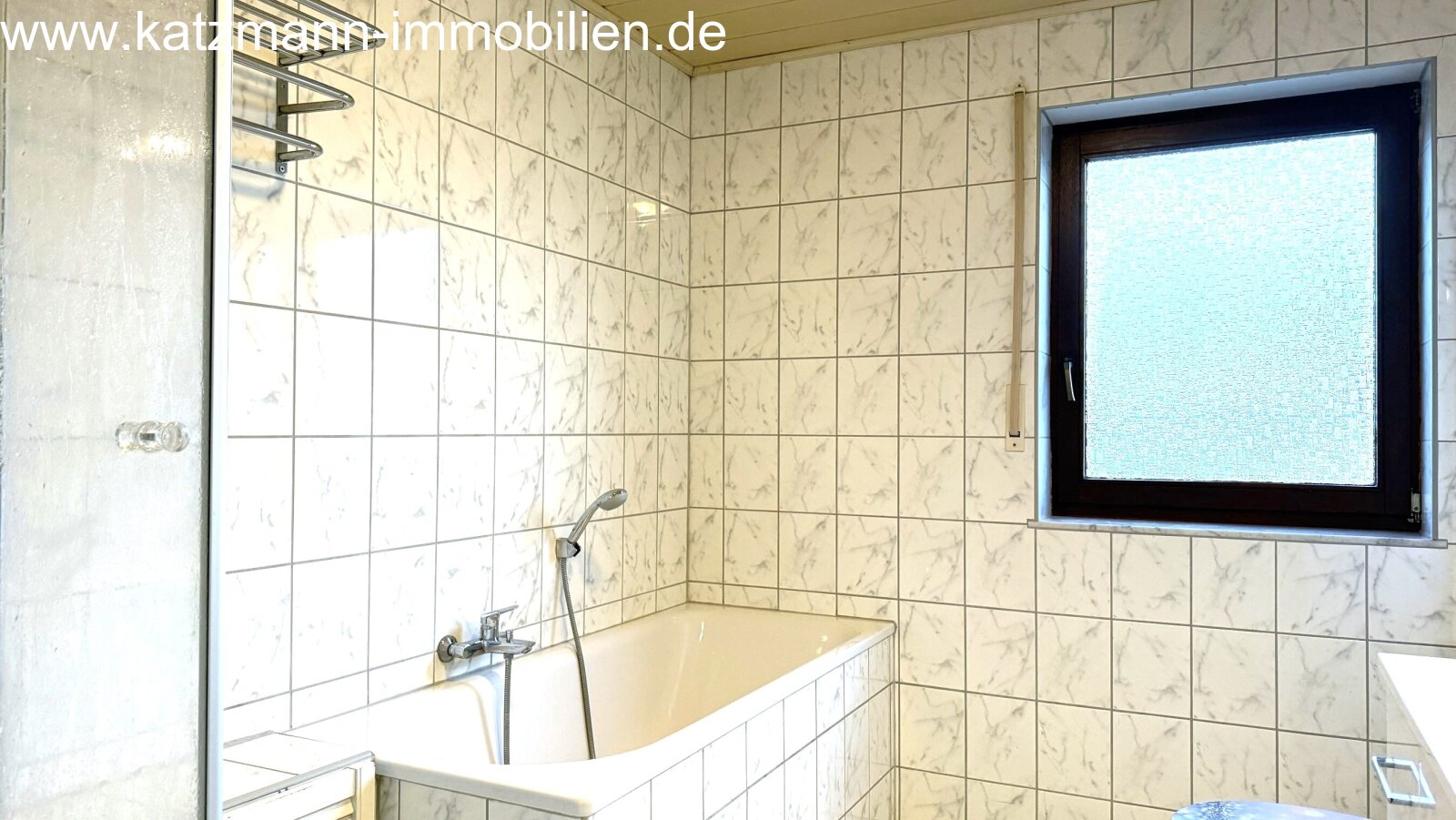 Exceptional 3-4 room apartment for sale, including roof terrace, cellar, attic, and parking space.