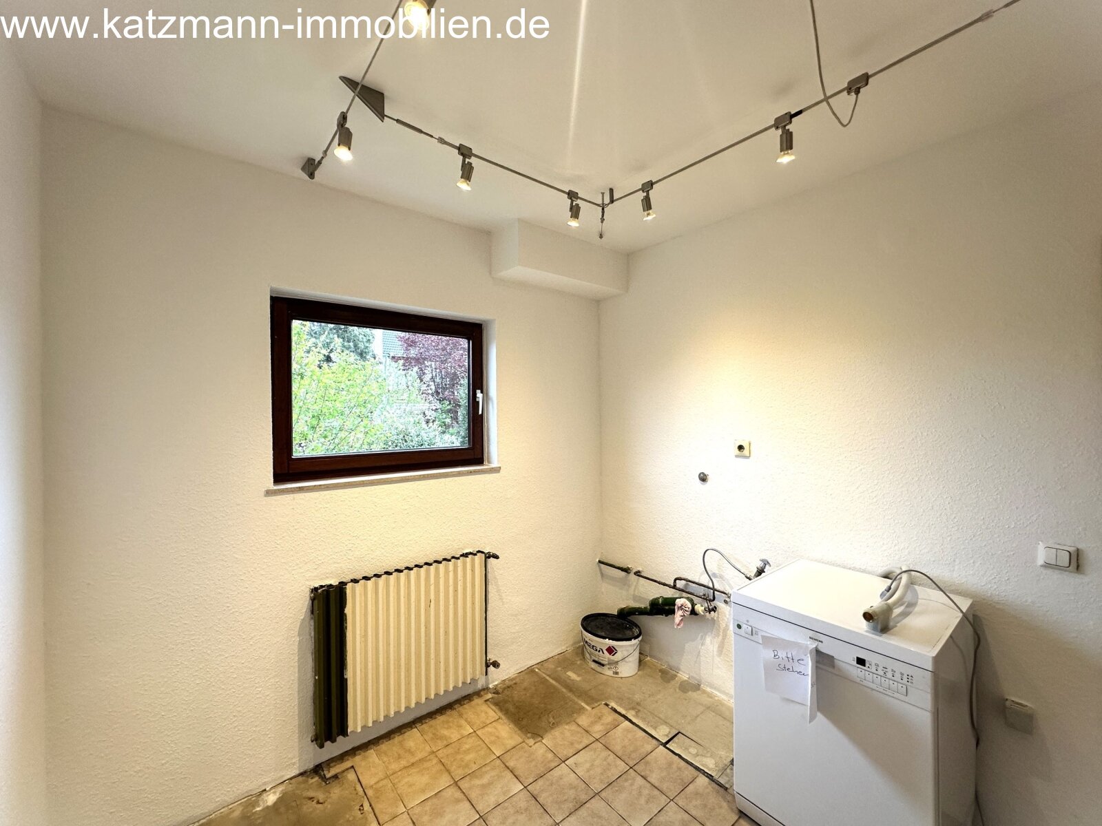 Large house with garage in a beautiful location of Lechenich-Süd for sale (about a 15-minute walk from the market).