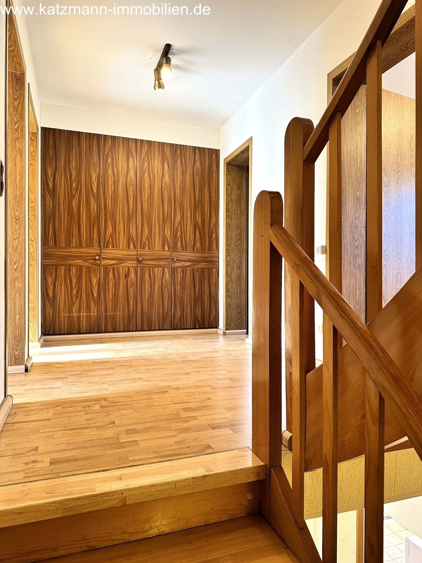 Large house with garage in a beautiful location of Lechenich-Süd for sale (about a 15-minute walk from the market).