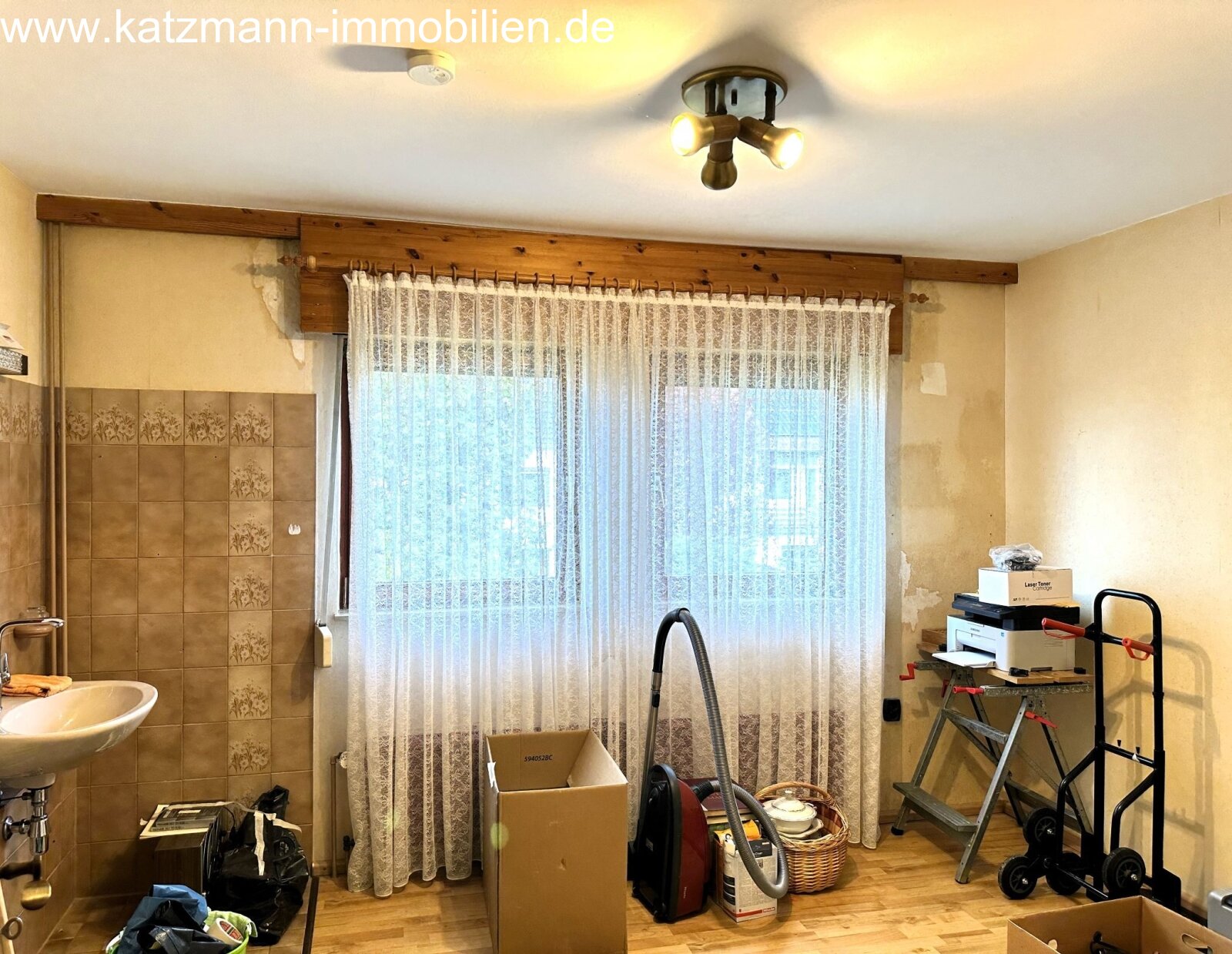 Large house with garage in a beautiful location of Lechenich-Süd for sale (about a 15-minute walk from the market).